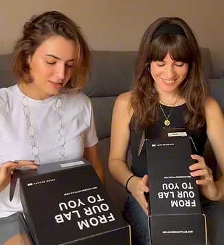 Dos chicas abriendo unas cajas