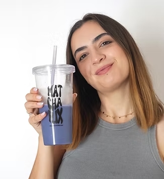 Chica con una bebida de color morado en la mano